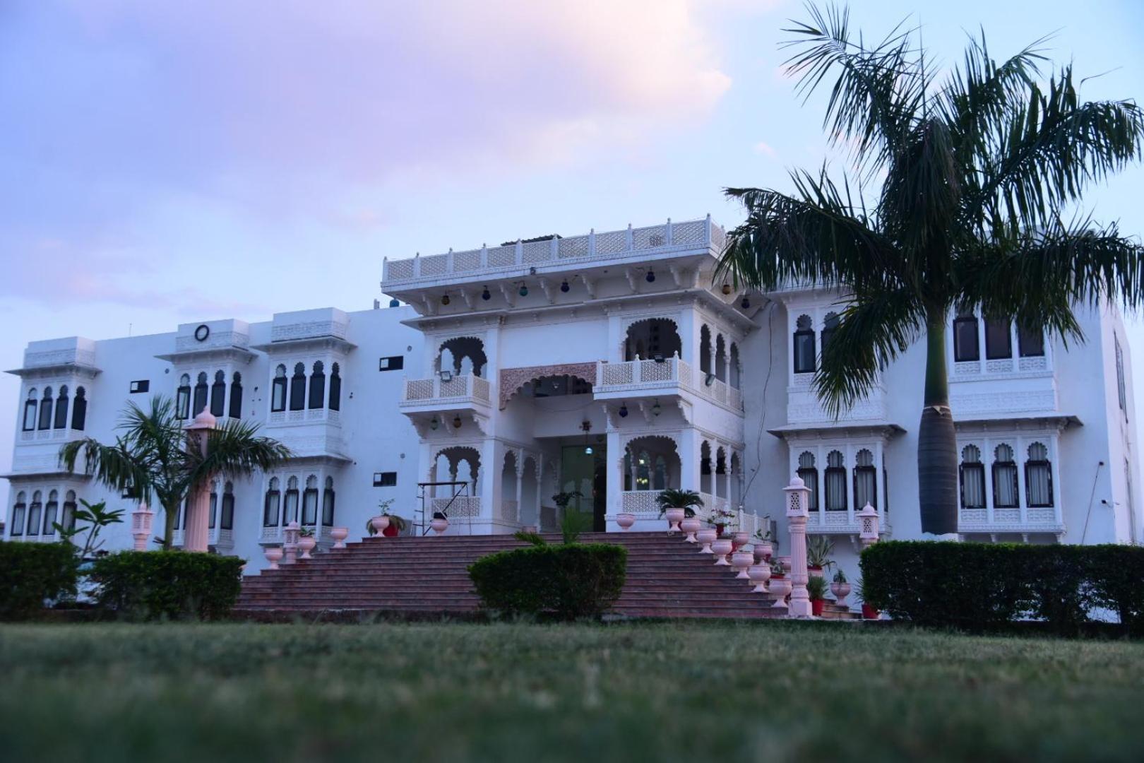 Tej Mahal Palace Bandikui Exterior foto