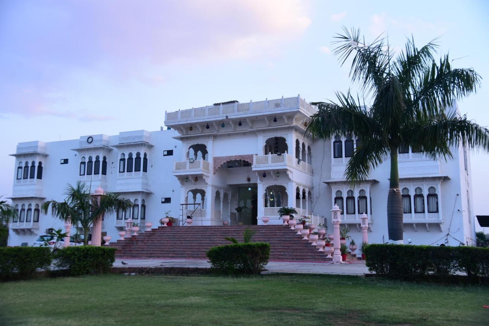 Tej Mahal Palace Bandikui Exterior foto